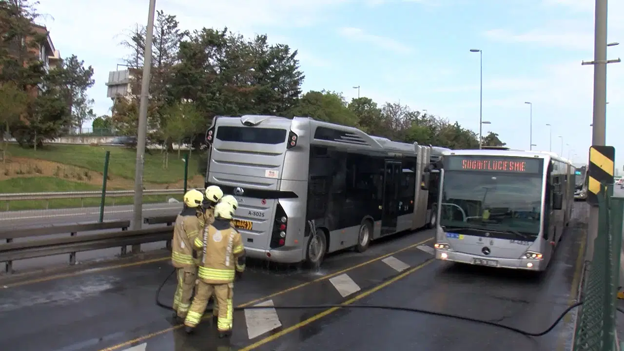 Acıbadem durağında metrobüs yangını: Seferler normale döndü