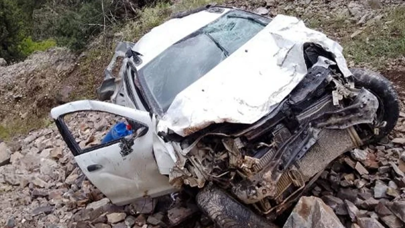 Adana'da otomobil uçuruma yuvarlandı: Sürücü yaralandı