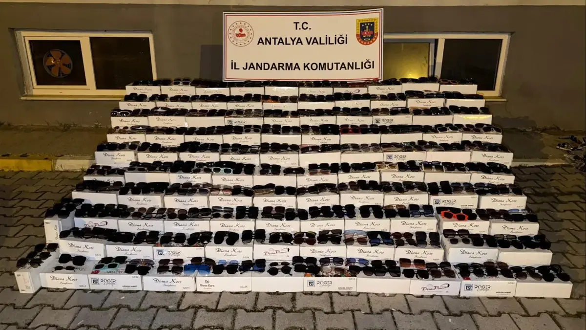 Alanya'da 10 bin kaçak güneş gözlüğü ele geçirildi