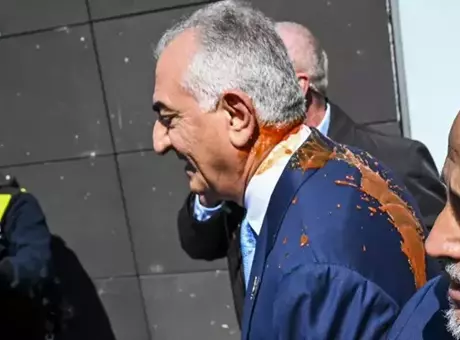 Almanya'da İran'ın devrik Şah'ının oğlu Pehlevi'ye soğuk duş! Kırmızı sıvı atıldı