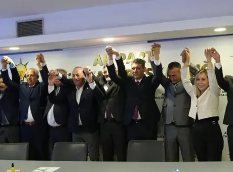 Antalya'da siyasi dengeler değişti! 5 meclis üyesi AK Parti saflarına katıldı
