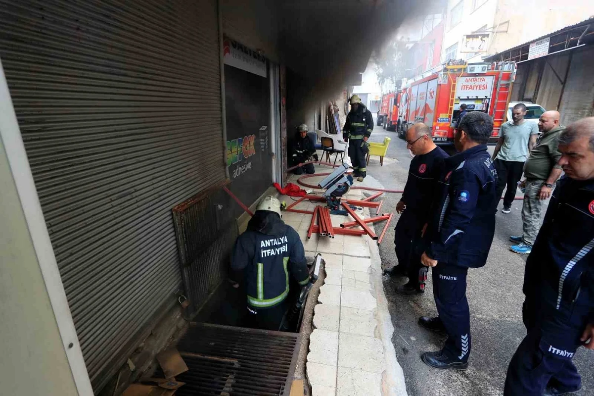 Antalya’da sünger dolu depoda korkutan yangın