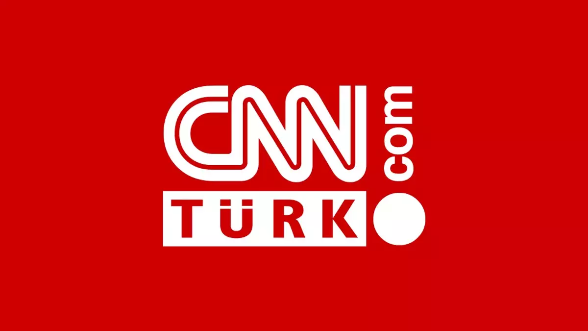 Artvin’de fırtına nedeniyle pazardaki tezgahlar devrildi, ürünler etrafa savruldu