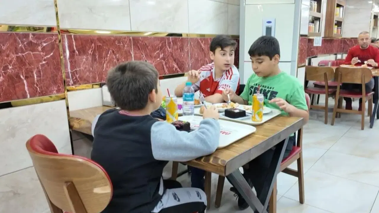 Avcılar’da bir esnaf 23 Nisan dolayısıyla çocuklara ücretsiz yemek ikram etti