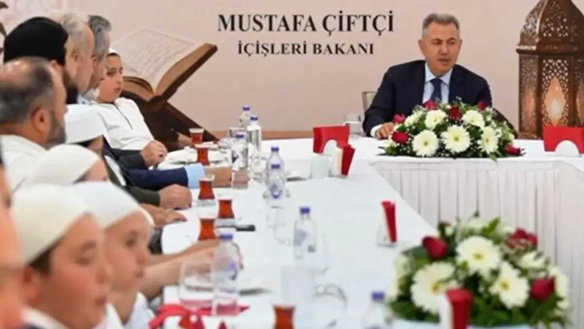 Bakan Çiftçi'den hafız adaylarına yemek jesti