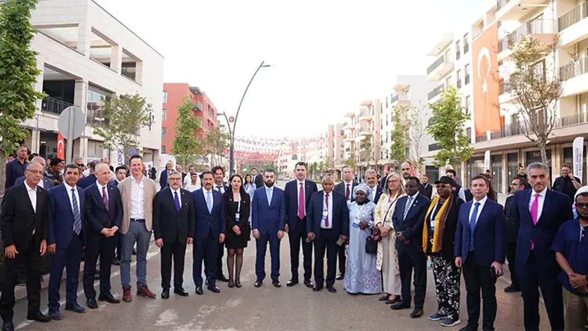 Bakan Kurum: Asrın inşasını dünyaya gösterdik