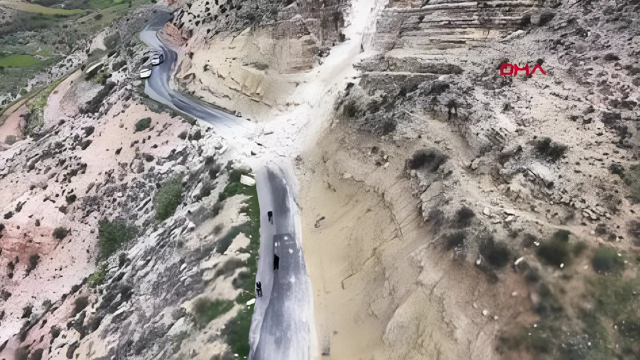 Batman'da heyelan: Dev kayalar köy yolunu kapattı