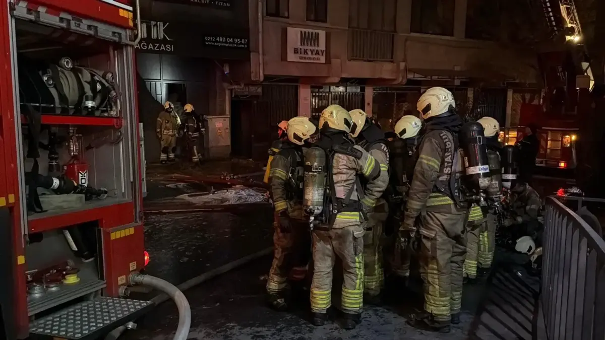 Bayrampaşa’da 5 katlı iş yerinde yangın