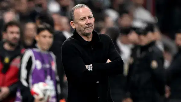 Beşiktaş'ta büyük tepki: Taraftarlar Sergen Yalçın'ı istifaya çağırdı!