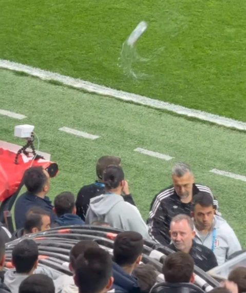 Beşiktaş'ta Sergen Yalçın'ı şoke eden hareket: Maç sonu tribünden fırlatıldı