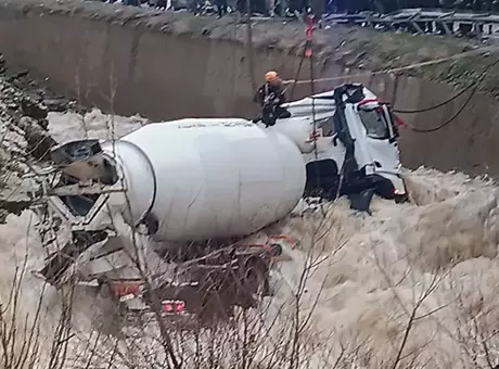Beton mikseri dereye yuvarlandı! Akıntıya kaybolan şoförün cansız bedeni bulundu