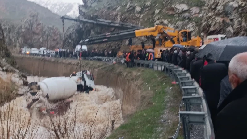 Beton mikseri dereye yuvarlandı: Şoförü kayboldu