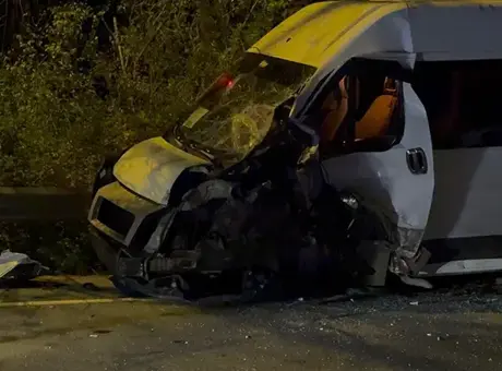 Beykoz’da servis minibüsü ile otomobil çarpıştı! 1’i ağır 11 yaralı