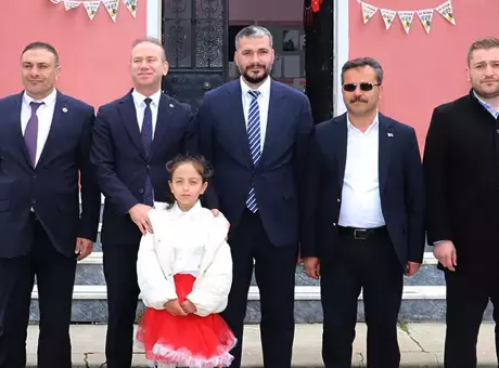 Bir öğretmen, bir öğrenci: 23 Nisan'ı protokol ve mahallelilerle kutladılar