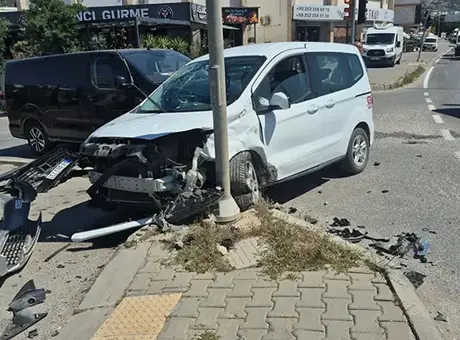 Bodrum’da trafik kazasında 2 Sahil Güvenlik personeli hafif yaralandı! Kaza kamerada