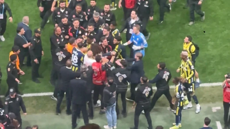 Derbi sonu ortalık karıştı: Fenerbahçeli yıldızı zor ayırdılar (VİDEO)
