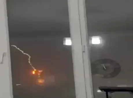 Diyarbakır’da 4 katlı binaya yıldırım düştü! O anlar saniye saniye kaydedildi