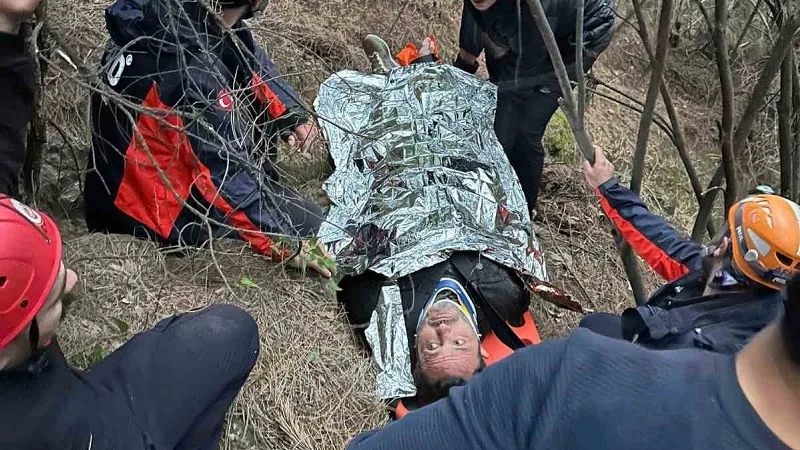 Ekipler 80 metrelik uçuruma yuvarlanan vatandaş için seferber oldu