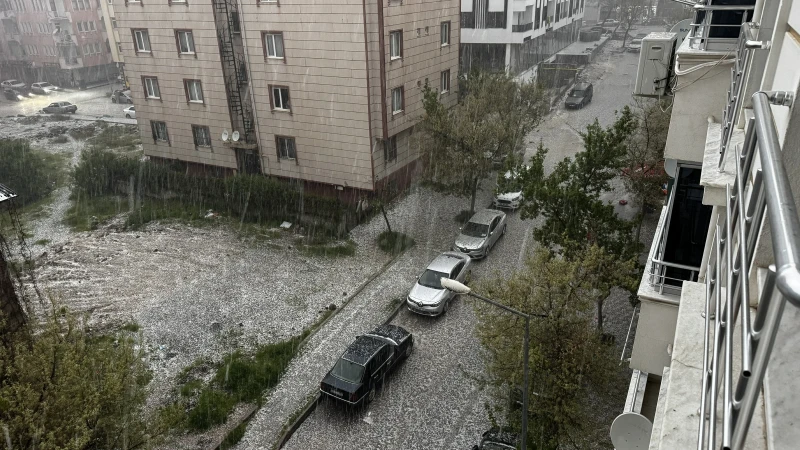 Elazığ'da dolu etkisini gösterdi: Cadde ve araçlar beyaza büründü