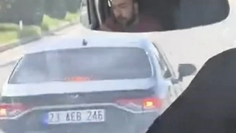 Elazığ’da maganda dehşeti: Otomobiliyle yolcu minibüsünü sıkıştırdı