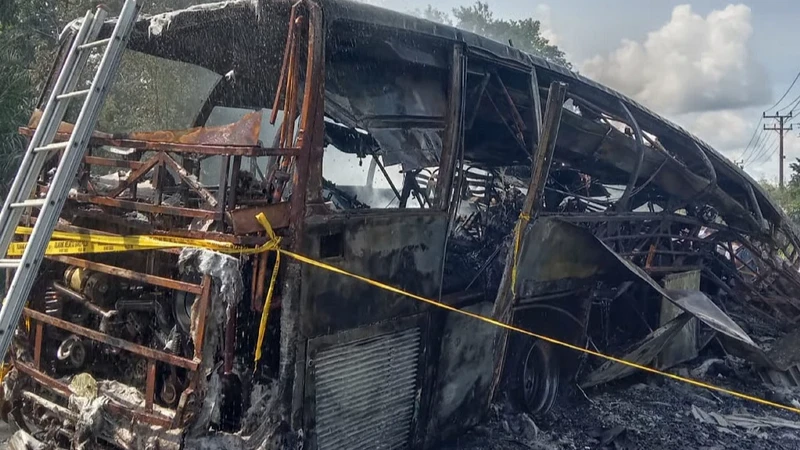 Endonezya’da facia: Otobüs ile tanker çarpıştı 16 ölü
