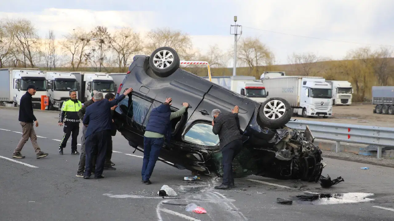 Erzurum'da hafif ticari araç, otomobile çarptı: Yaralılar var