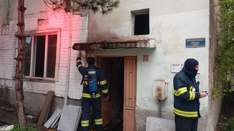 Eskişehir'de iki katlı binanın giriş katında yangın: Bir kişi hayatını kaybetti