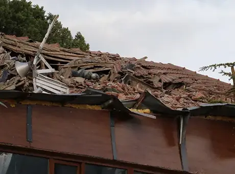 Eskişehir'de yıldırım dehşeti! Caminin minaresi yıkıldı, imam yaralandı