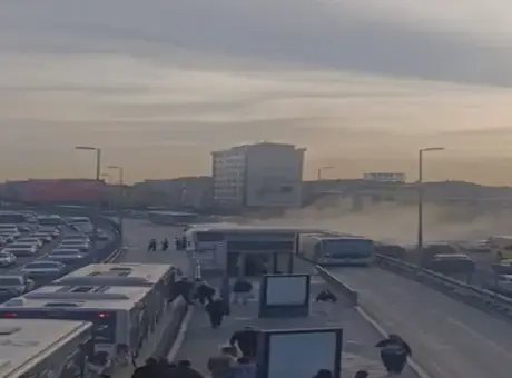 Faciadan dönüldü! Kağıthane'de metrobüs yangına paniğe neden oldu