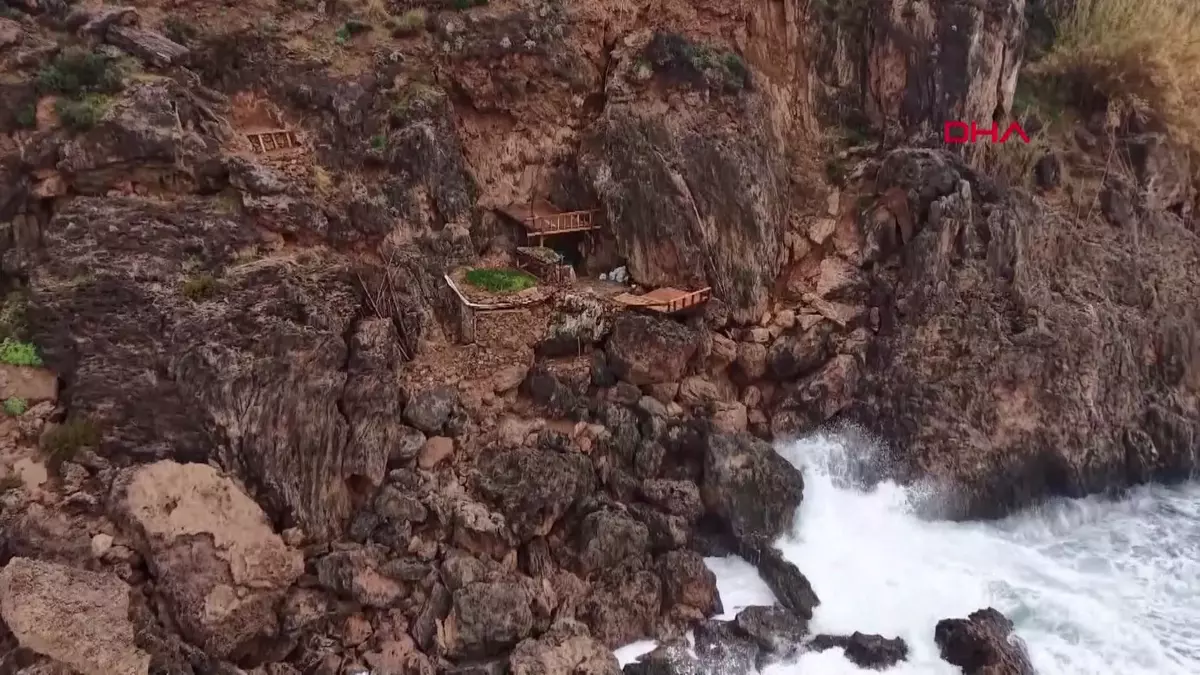 Falezlere baraka ve asansör kurulmuştu… O yapı yıkılacak!