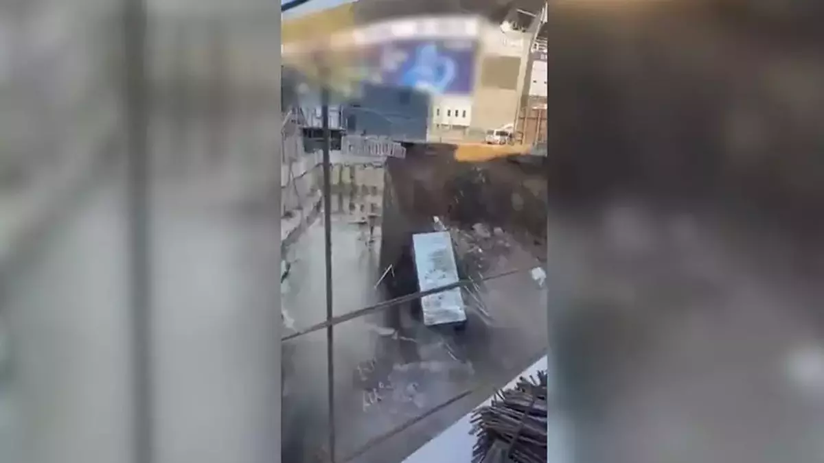 Fenerbahçe Stadyumu'nun yakınında istinat duvarı çöktü