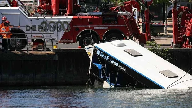 Fransa'da korku dolu anlar! Yolcularıyla nehre uçtu