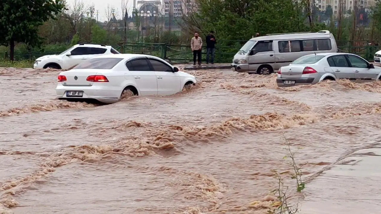 Gaziantep ve Şanlıurfa’da sel felaketi... Bakan Göktaş, "55 milyon kaynak ayırdık" derken, esnafın hesaplarına haciz konduğu ortaya çıktı
