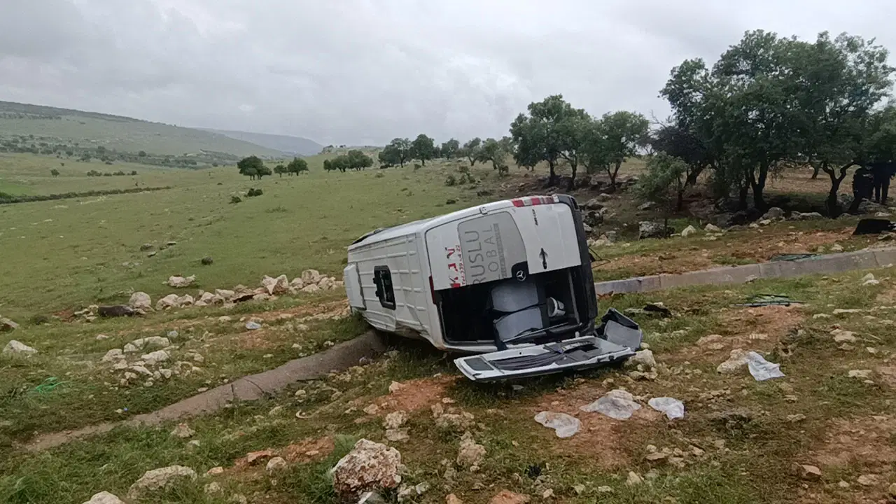 Gaziantep'te işçi servisi devrildi: 16 kişi yaralandı