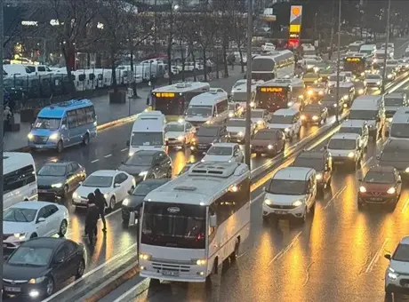 Haftanın ilk gününde İstanbul’da trafik kilitlendi! Yoğunluk yüzde 80’e dayandı
