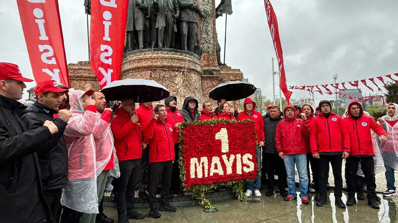 İstanbul'da 1 Mayıs... DİSK, Taksim'e çelenk bıraktı: 'Birleşelim, direnelim, bu adaletsiz düzeni değiştirelim!'