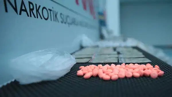 İstanbul'da 3 ilçede uyuşturucu operasyonu: 1 tona yakın hap ele geçirildi