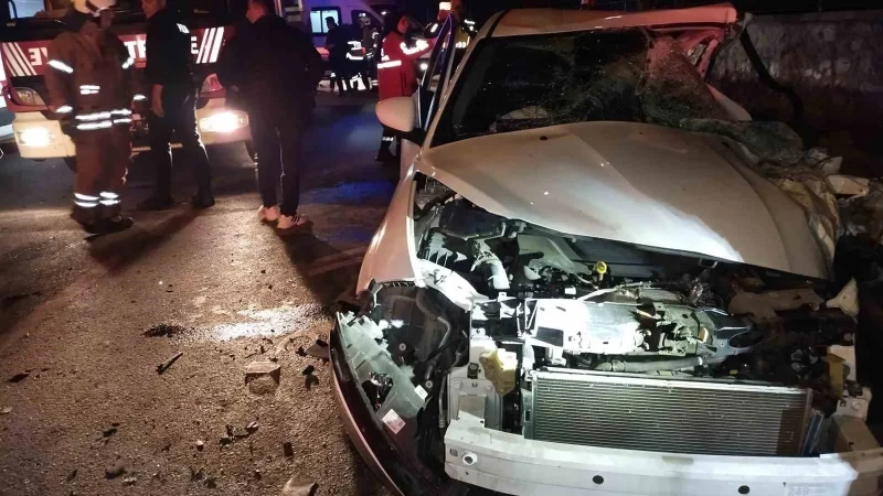 İstanbul'da feci çarpışma: Araç hurdaya döndü 12 yaralı