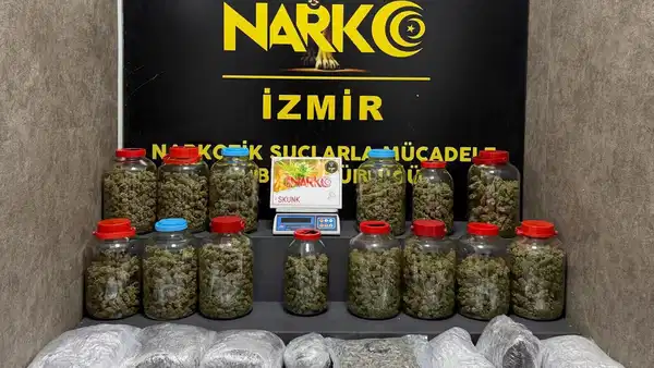 İzmir'de ekiplerden 'uyuşturucu' operasyonu: 39 kilo kokain, 21 kilo skunk ele geçirildi