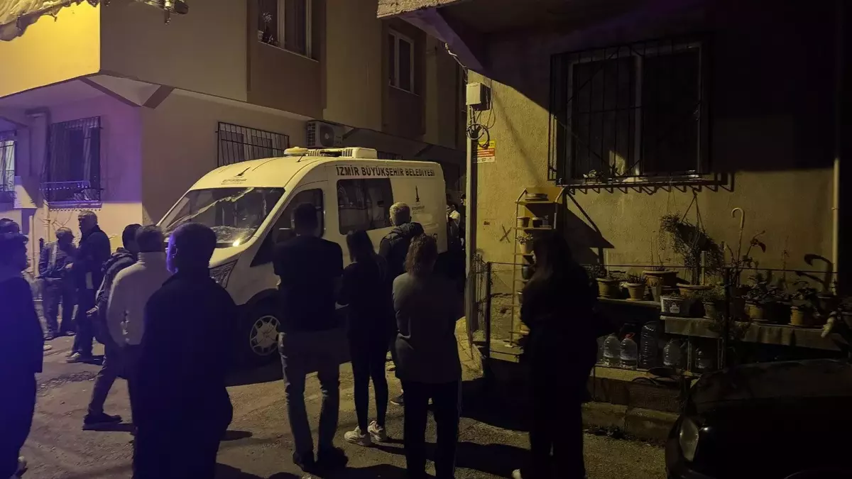 İzmir'de eşinin tabancayla boğazından vurduğu kadın, öldü