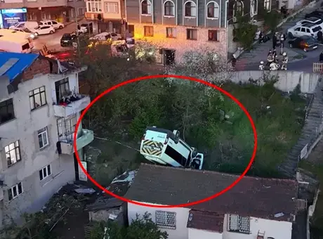 Kağıthane'de feci kaza! Evin çatısına düşen okul servisinin şoförü öldü