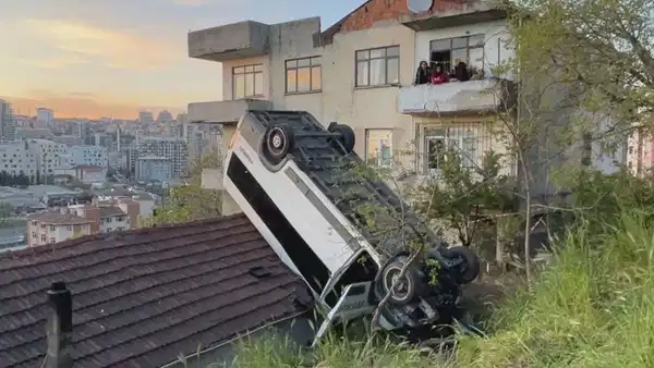 Kağıthane’de okul servisi takla atıp evin çatısına düştü