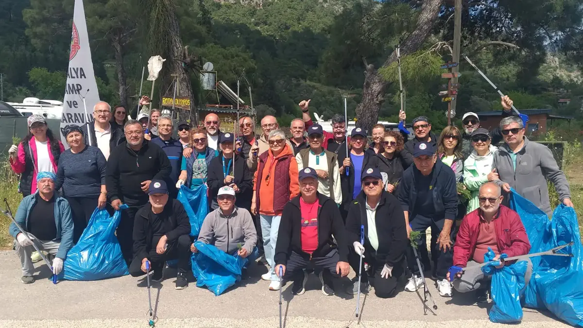 Karavan tutkunlarından Olimpos’ta çevre temizliği