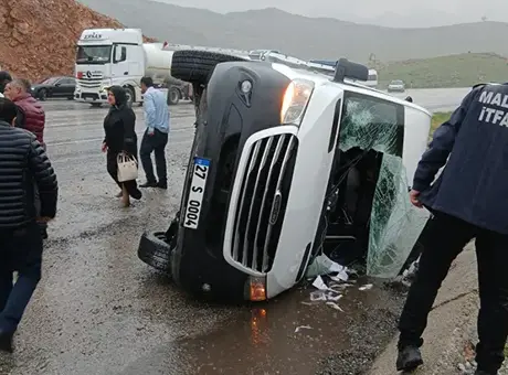 Malatya’da yolcu minibüsü devrildi: 12 yaralı
