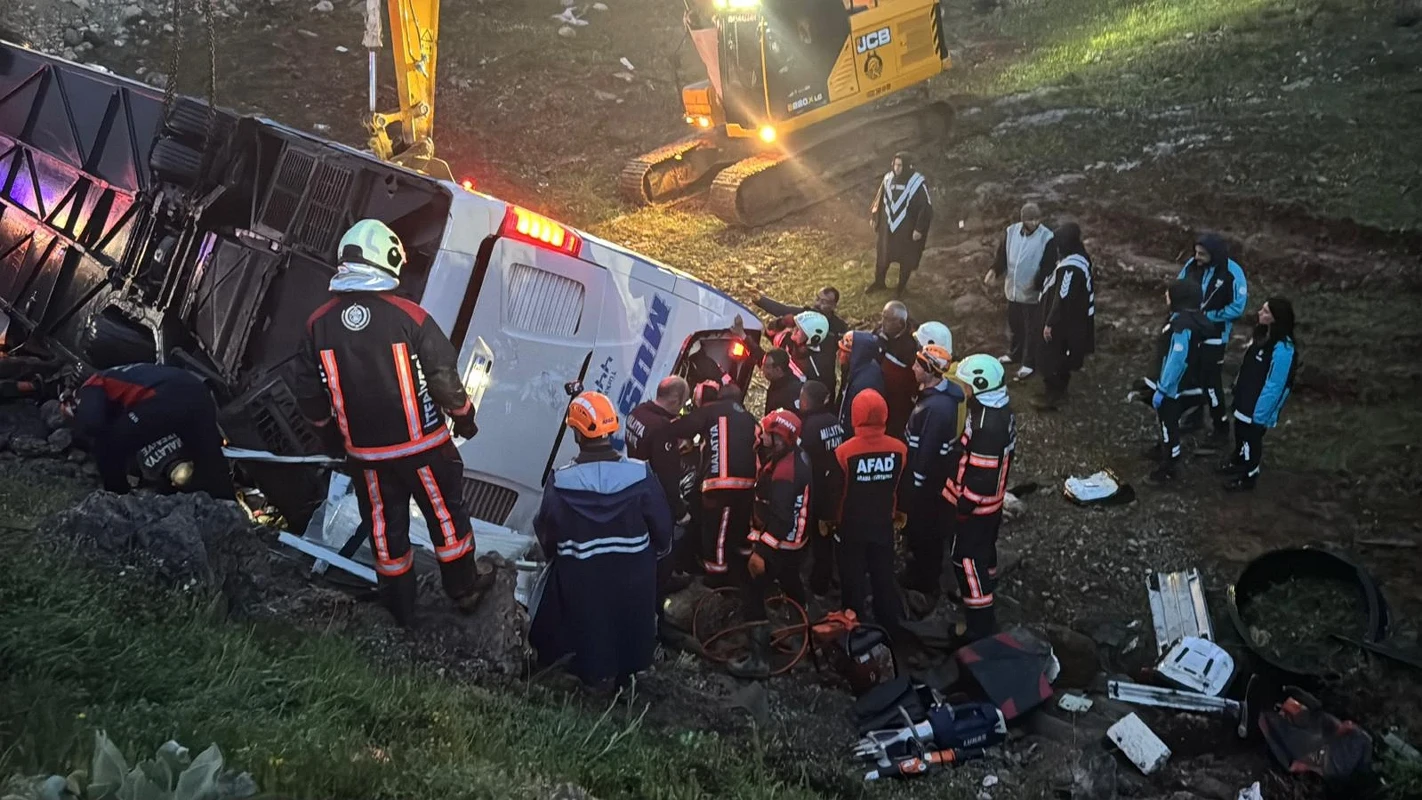 Malatya'da yolcu otobüsü devrildi: Dört ölü 15 yaralı