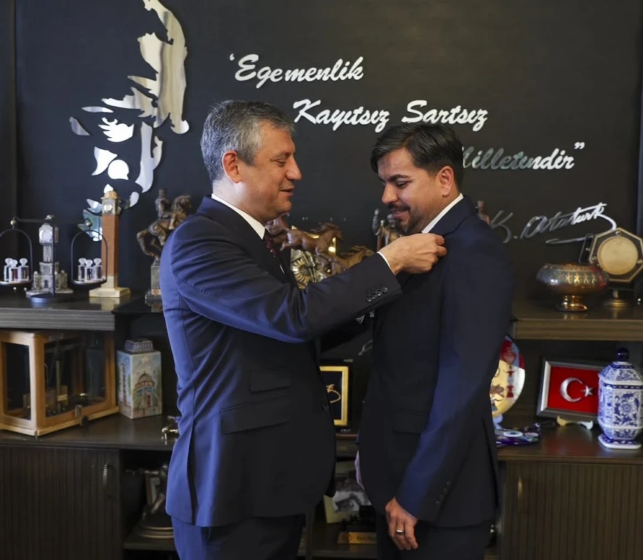 'Mikrofonlu provokatör' CHP'ye katıldı: Rozetini Özgür Özel taktı