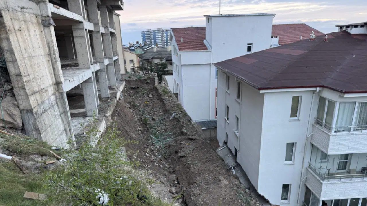 Nevşehir'de istinat duvarı çöktü: 3 katlı apartman ile anaokulu tahliye edildi