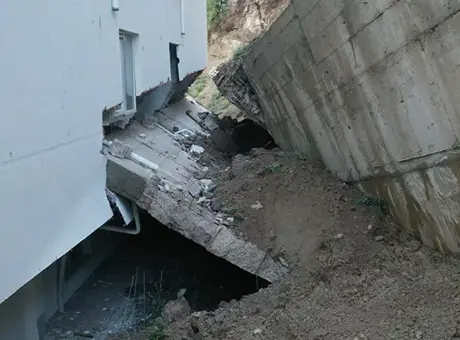 Nevşehir'de istinat duvarı çöktü, apartmanda hasar oluştu