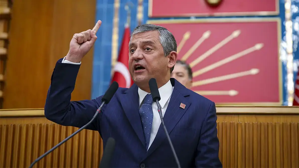 Özel'den sahaya değil gruba gelen örgüte "fırça"