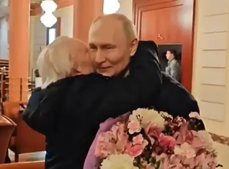 Rusya Devlet Başkanı Putin'den dikkat çeken jest! Eski öğretmeniyle yıllar sonra bir araya geldi, çarpıcı anlar